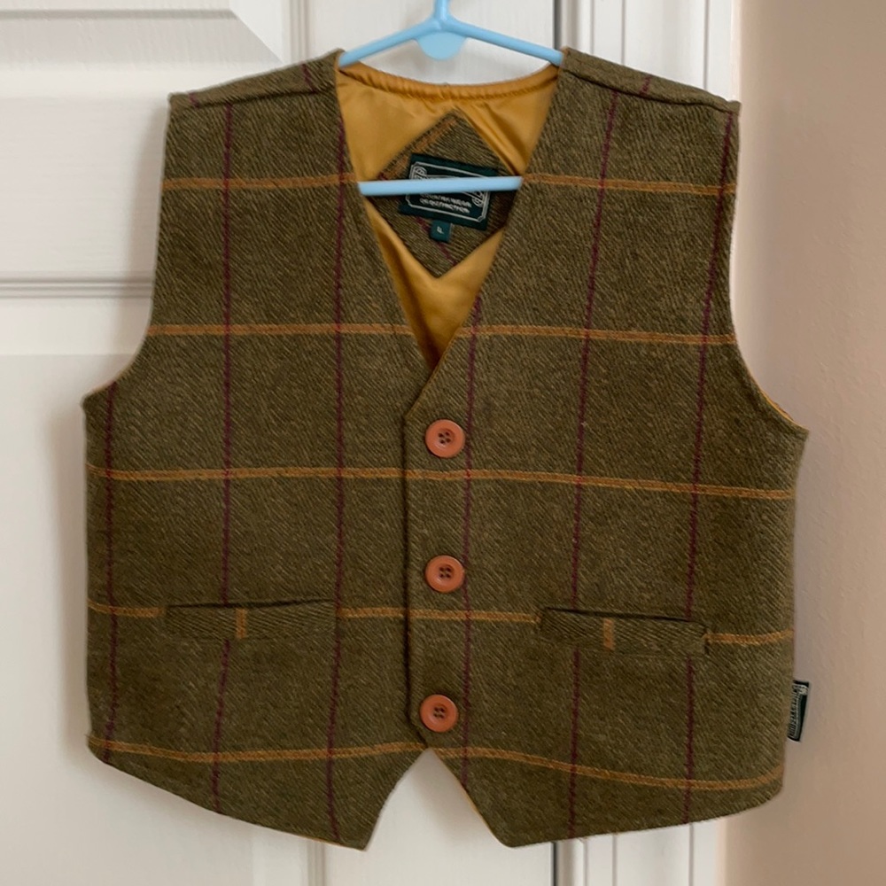 Boys wool vest. Size large. Fit my 7-8 year old son. Imported from the UK